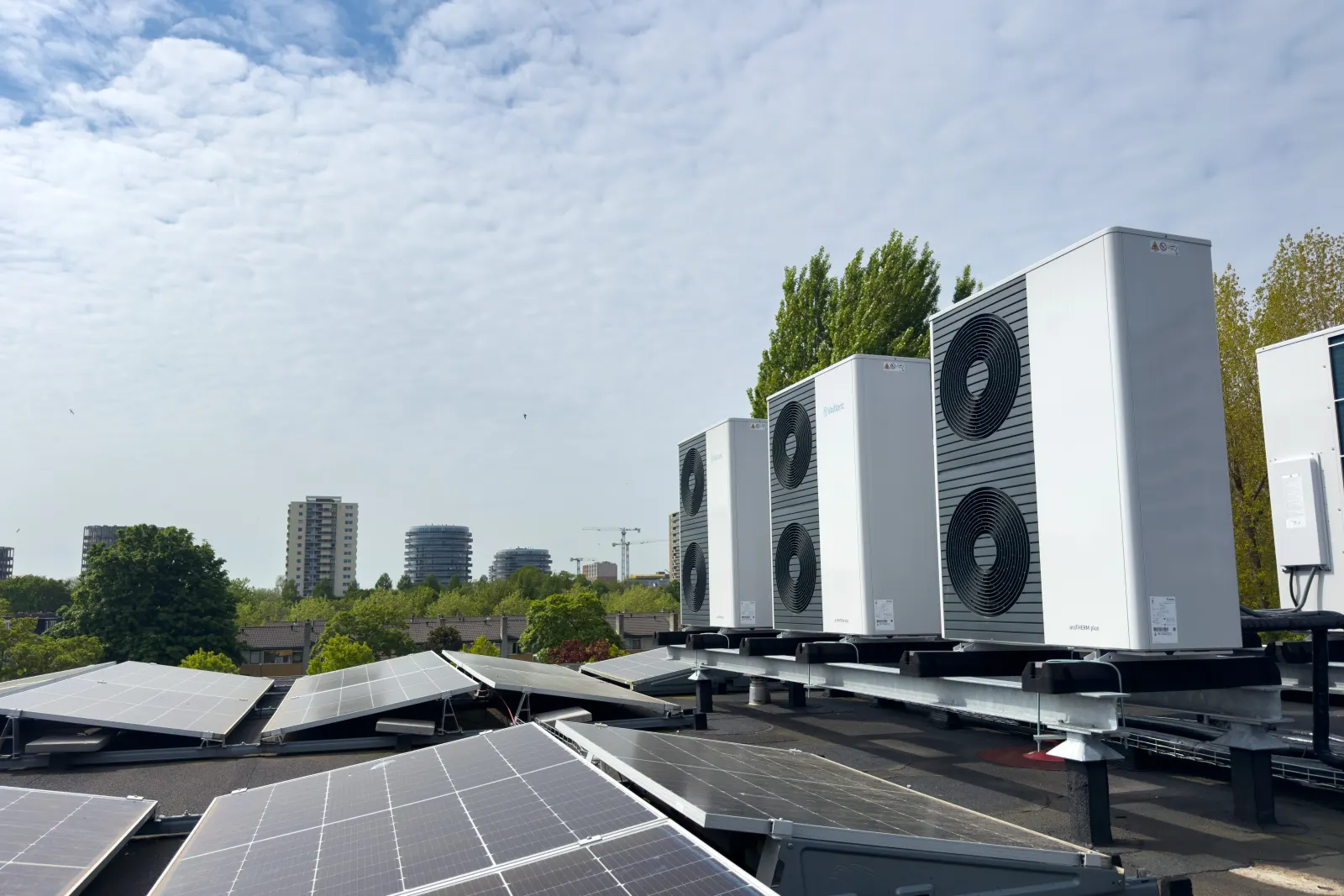 Warmtepompen en zonnepanelen op een dak, geinstalleerd door VDTK