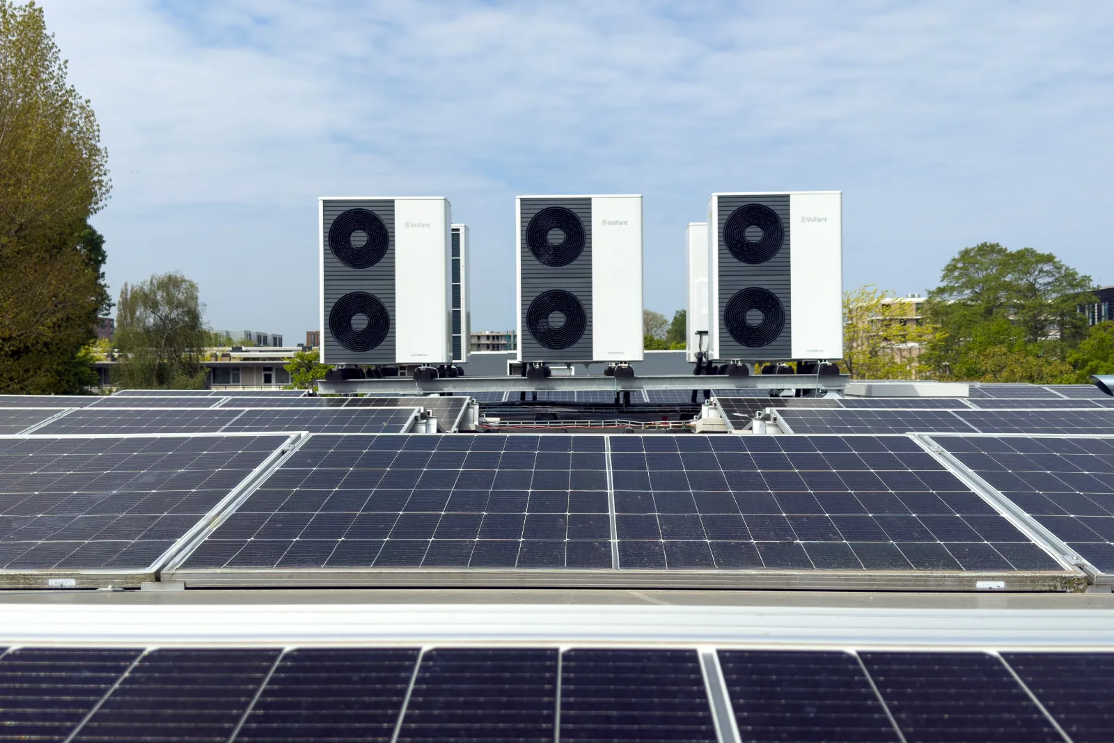 Vaillant warmtepompen tussen de zonnepanelen op het dak.