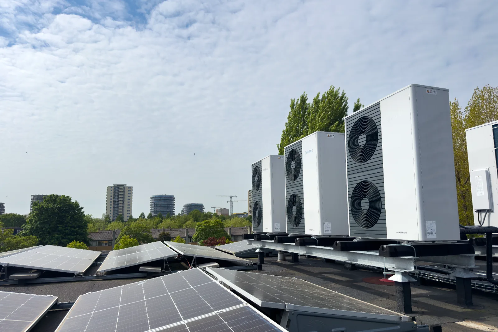 Warmtepompen en zonnepanelen werken samen voor een aardgasvrij gebouw.